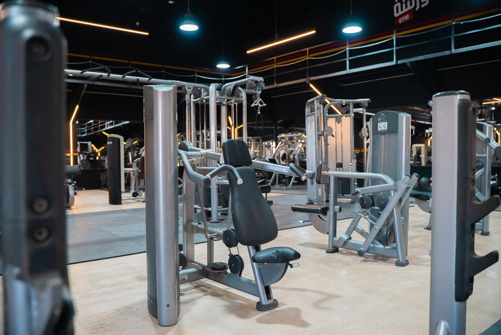 معدات Life Fitness و Hammer Strength داخل الورشة
